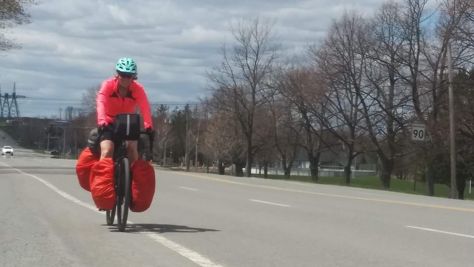 Une femme en vélo