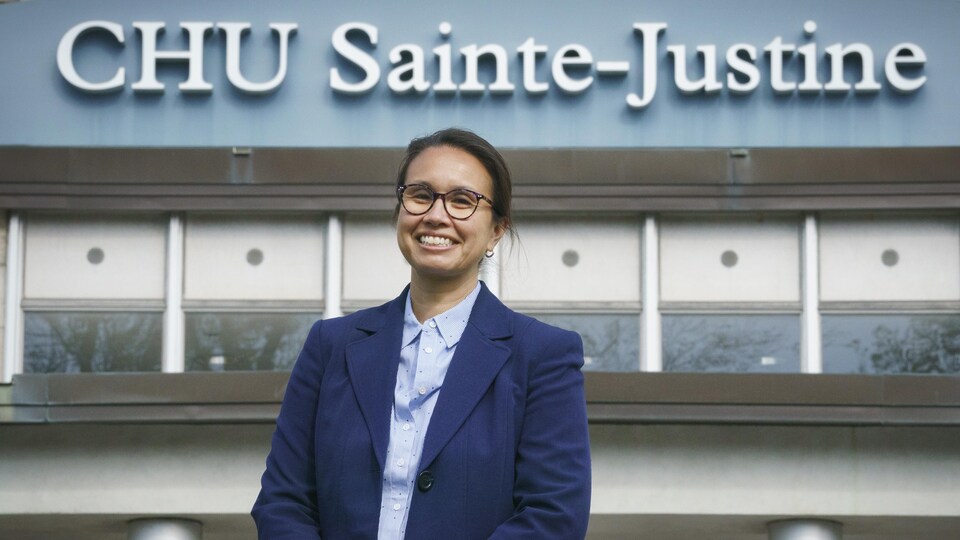 Caroline Quach in front of the entrance to Sainte-Justine hospital.