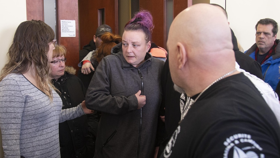 Des gens à la sortie d'une salle au palais de justice de Saint-Jérôme.