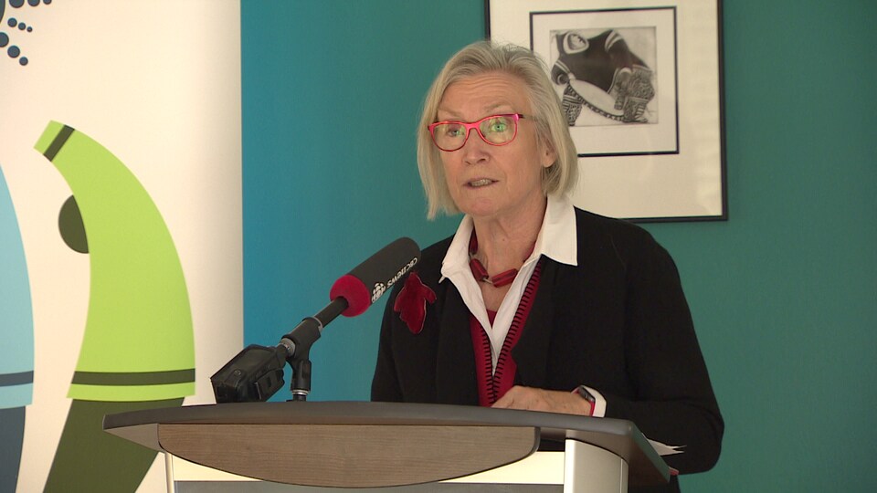 La ministre Carolyn Bennett lors d'une conférence de presse à Iqaluit, le 16 novembre 2022.