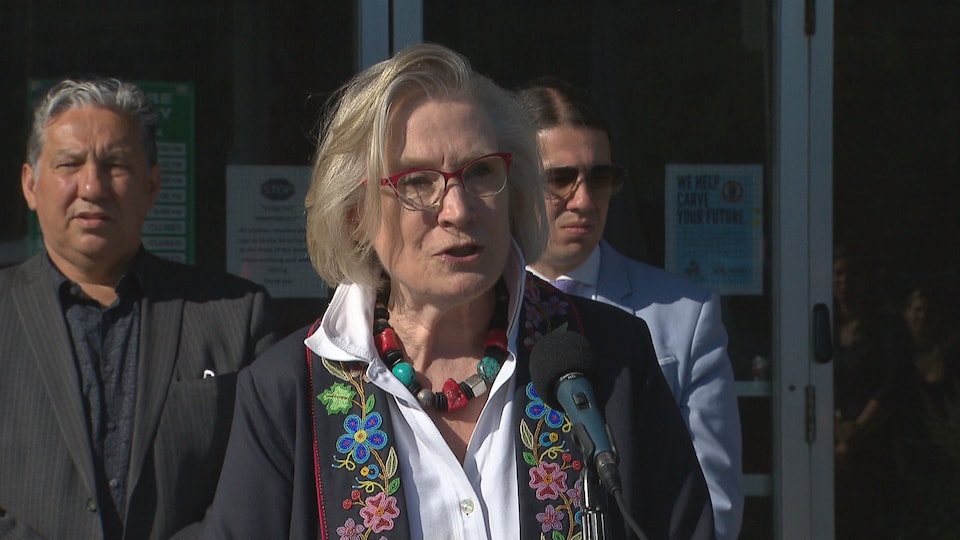 La ministre des Relations Couronne-Autochtones, Carolyn Bennett, lors d'une conférence de presse.