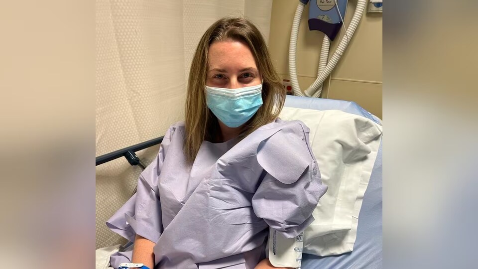 Carolynne Burkholder-James dans le lit de sa chambre d'hôpital avant l'ablation de son rein.