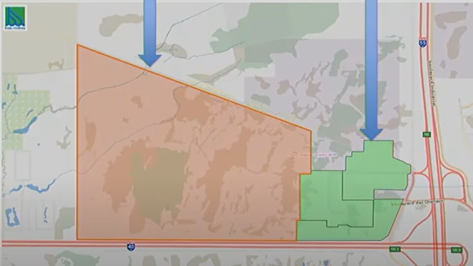 Une carte représentant l'intersection des autoroutes 40 et 55 sur laquelle ont peut voir des zones délimitées en vert et en orange. 