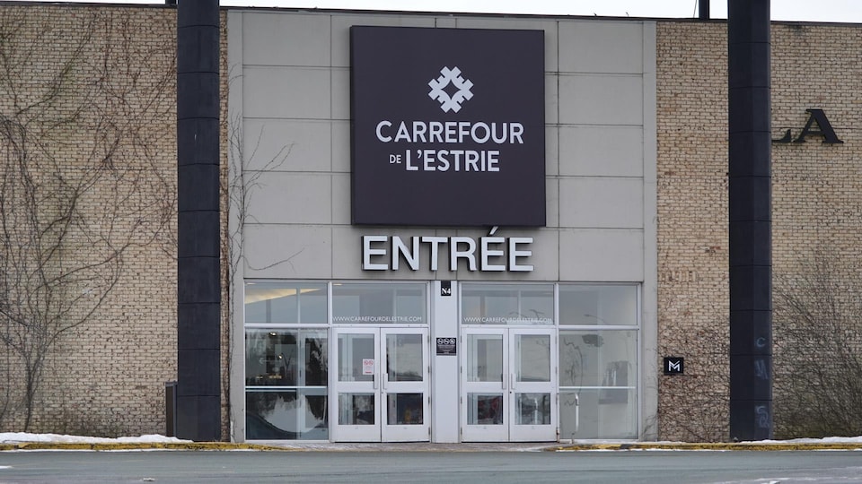 Une entrée du Carrefour de l'Estrie.