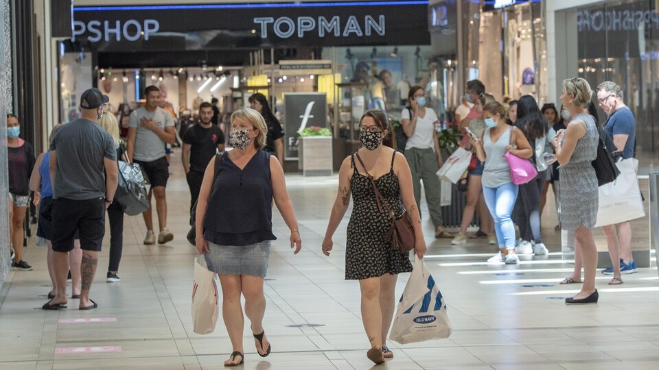 Des clients dans un centre commercial.