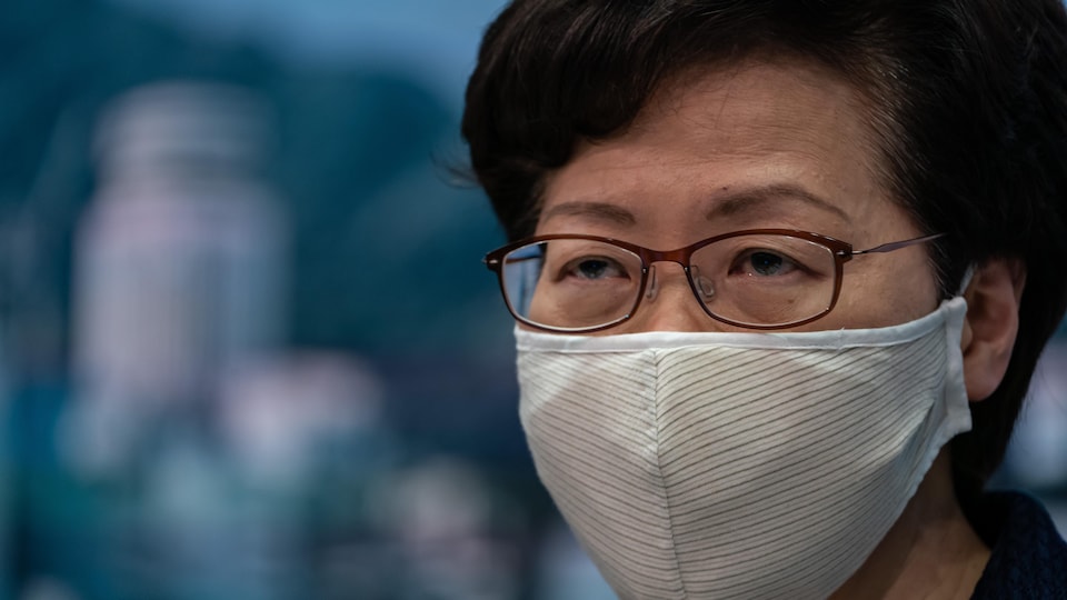 Carrie Lam porte un masque.