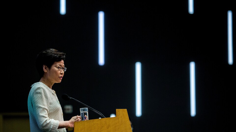 Portrait de Carrie Lam pendant un discours