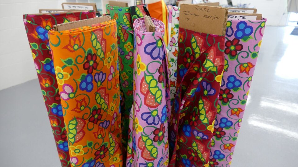 Les rouleaux de tissu avec le motif en différentes couleurs.
