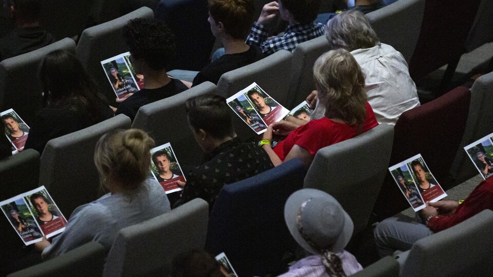 Des gens regardent une photo du garçon de 14 ans.
