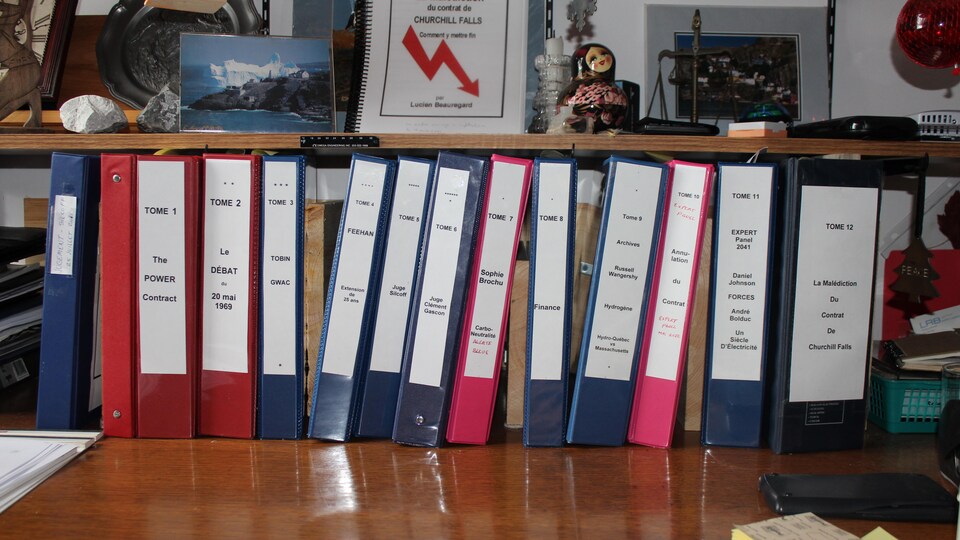 Des cartables sur un bureau.