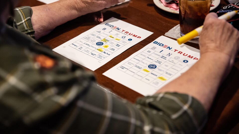 Des cartes de bingo sont installées sur une table.