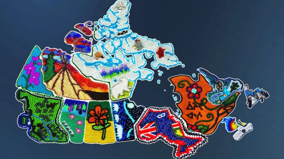 Une caret du Canada où les provinces et les territoires ont été brodés par différents artistes autochtones.