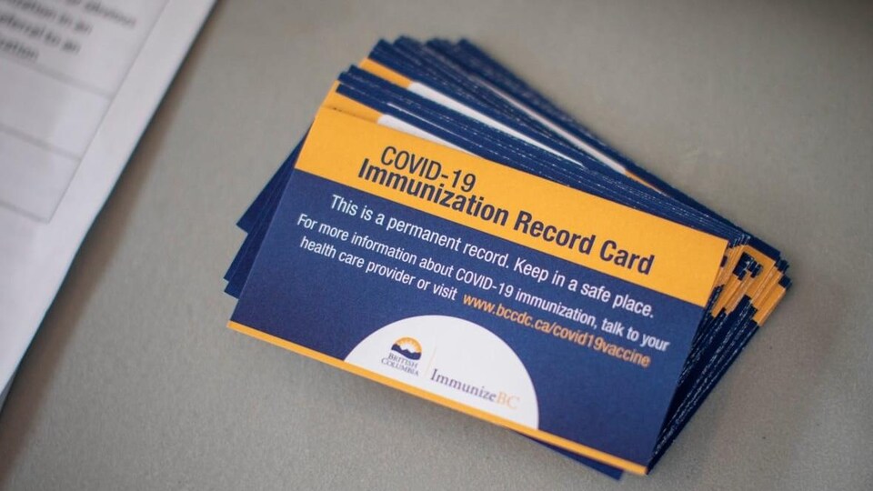 Une pile de cartes prouvant le statut vaccinal.