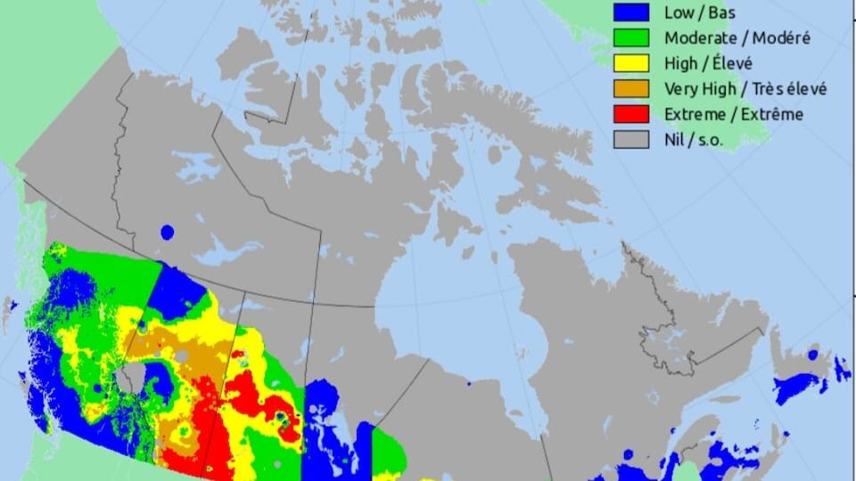 Une carte du Canada. Des parties sont colorées pour montrer les risques d'incendie.