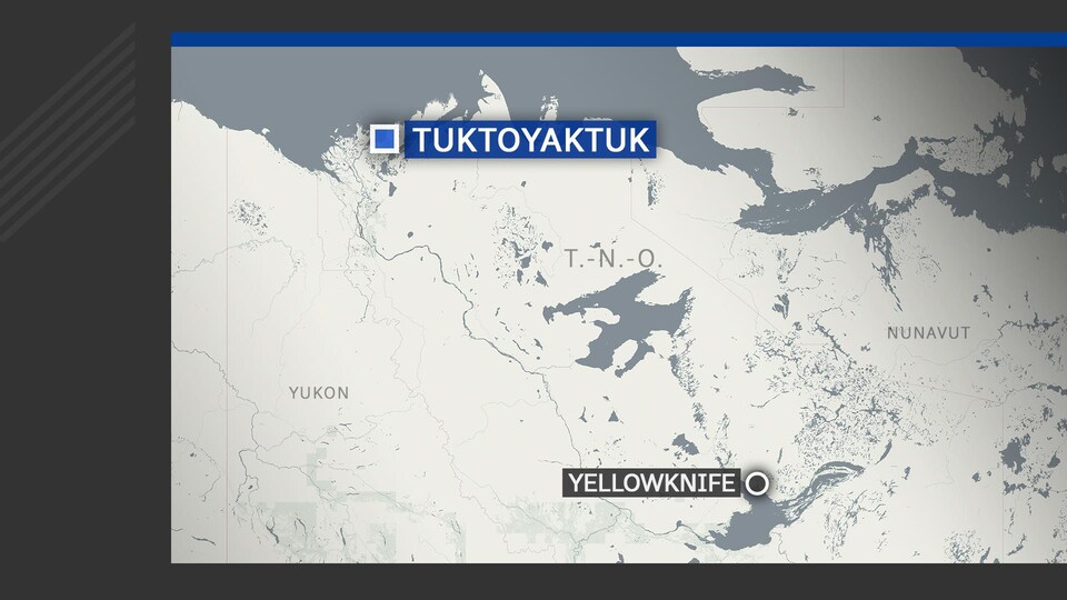Une carte des Territoires du Nord-Ouest avec des marqueurs pour les villes de Tuktoyaktuk et Yellowknife.