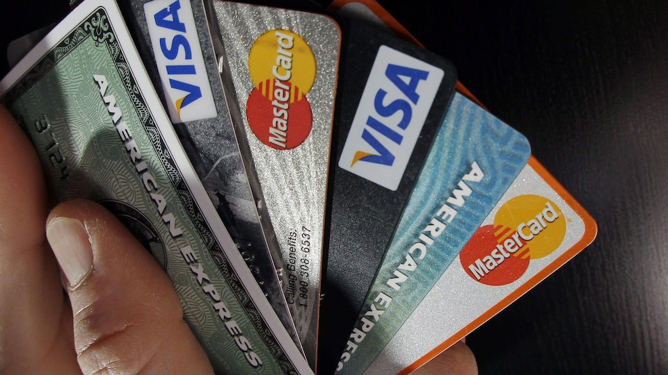 Plusieurs cartes de crédit dans une main. 