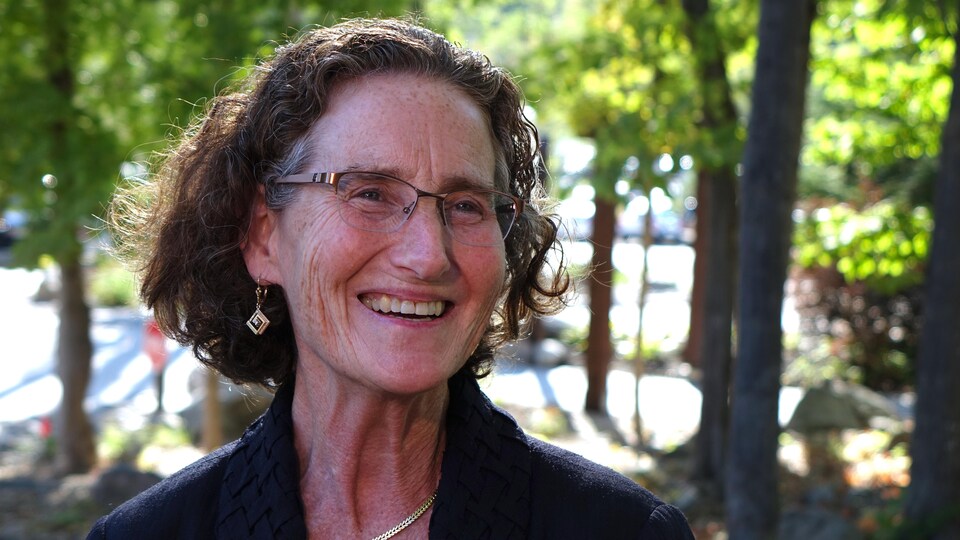 Caryl Green en entrevue à Radio-Canada, devant des arbres