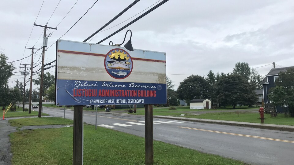 Une pancarte sur l'administration de Listuguj.