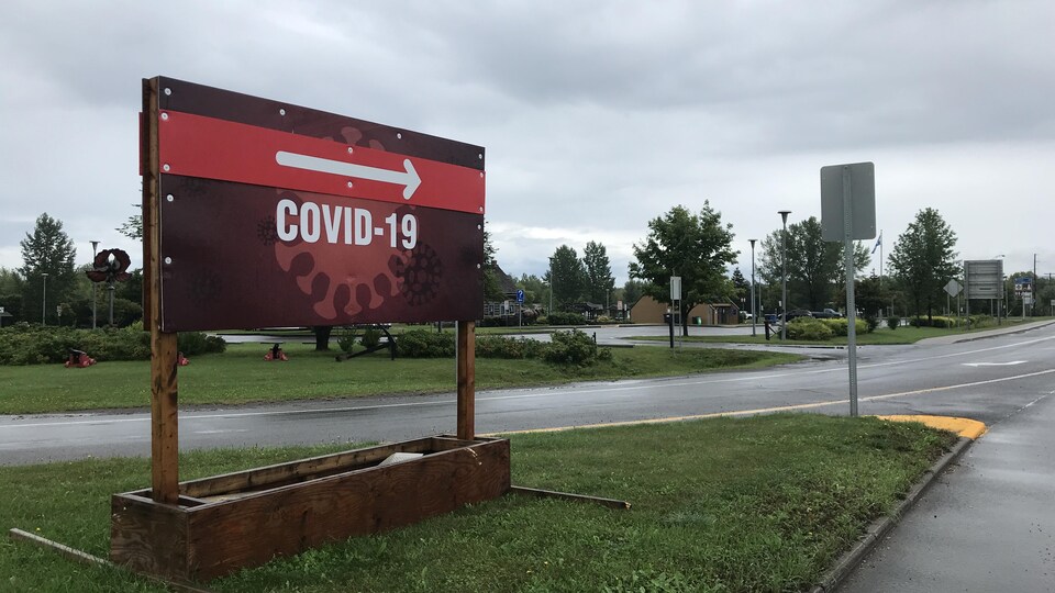 Une pancarte de dépistage de la COVID-19 à l’entrée de Pointe-à-la Croix.