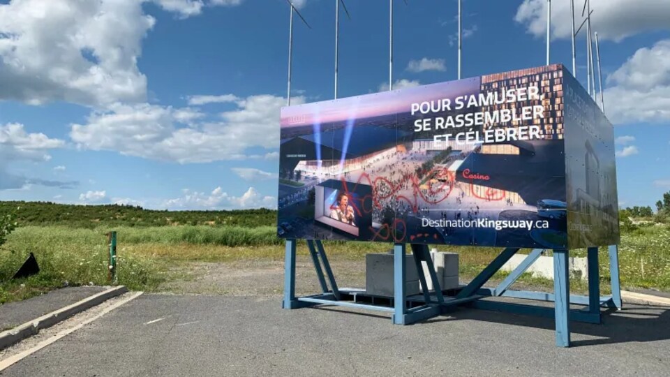 Une pancarte indiquant l’emplacement du futur casino sur le Kingsway.