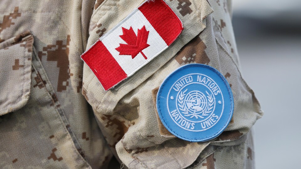 Écussons sur l’uniforme d’un membre des Forces canadiennes d’une mission de maintien de la paix des Nations Unies.