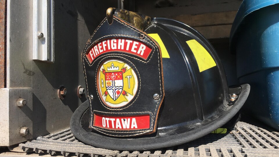 Le casque est déposé sur une tablette à l'intérieur d'un camion de pompiers.
