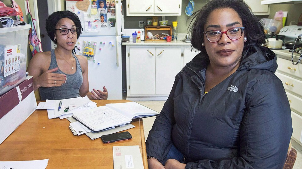 Les soeurs Cassandra et Chantel Desmond assises à une table.