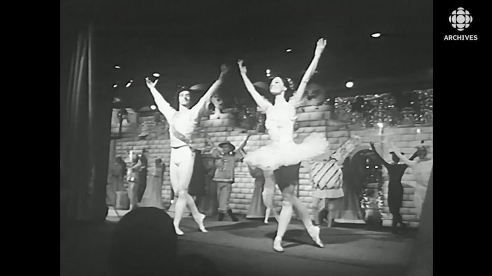 Les danseurs de Casse-Noisette saluent le public en 1970.