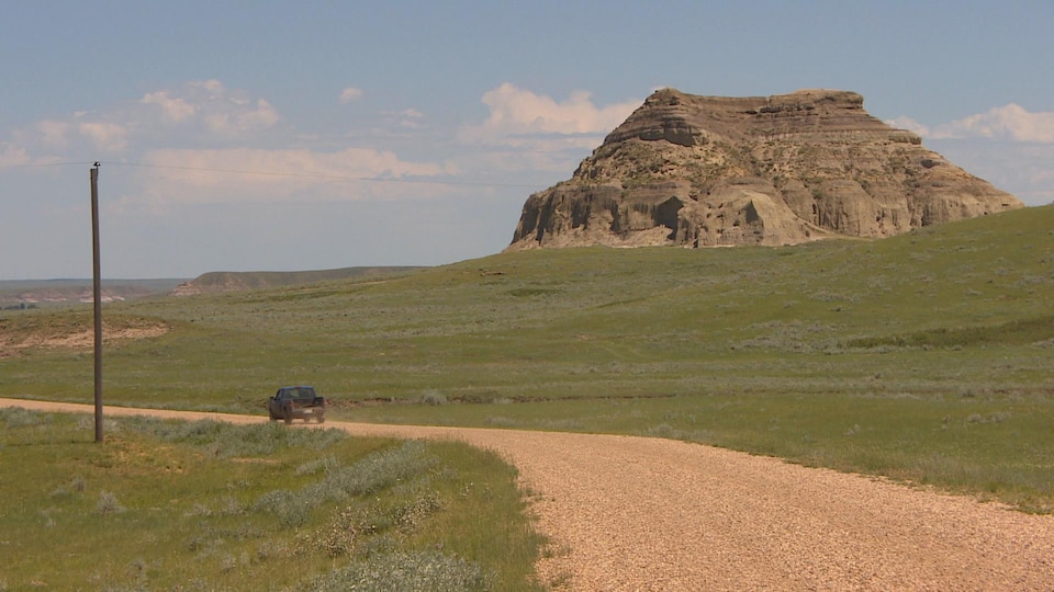 Le rocher Castle Butte et la route de gravier qui y mène, dans le sud de la Saskatchewan.