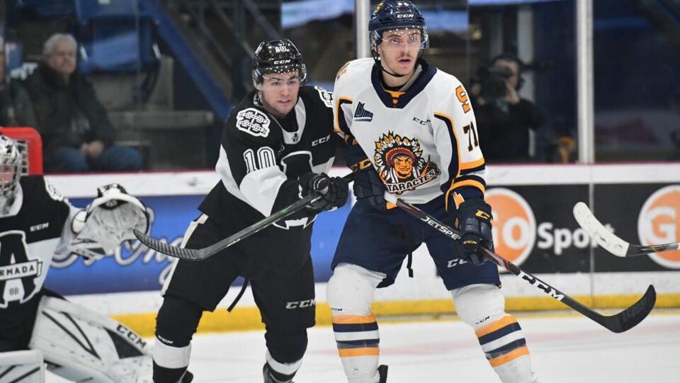 Un joueur de l'Armada de Blainville-Boisbriand et un joueur des Cataractes de Shawinigan jouent du coude.