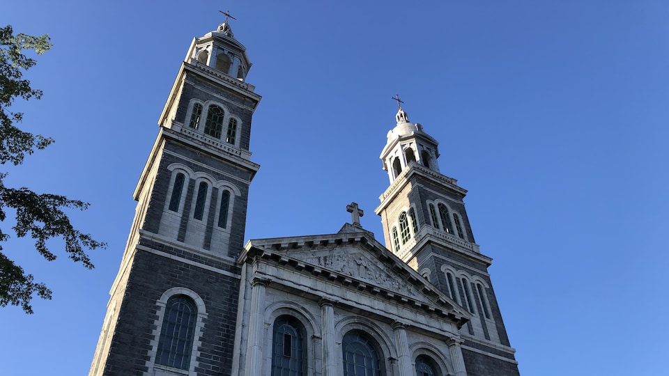 La cathédrale de Chicoutimi et ses clochers.
