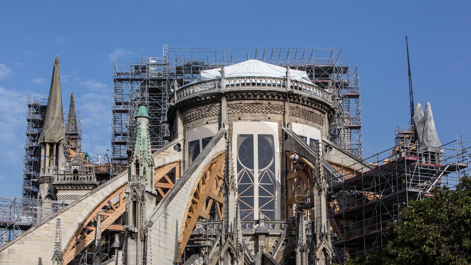 Des associations et des syndicats demandent le confinement du site — Notre-Dame Des associations et des syndicats demandent le confinement du site — Notre-Dame