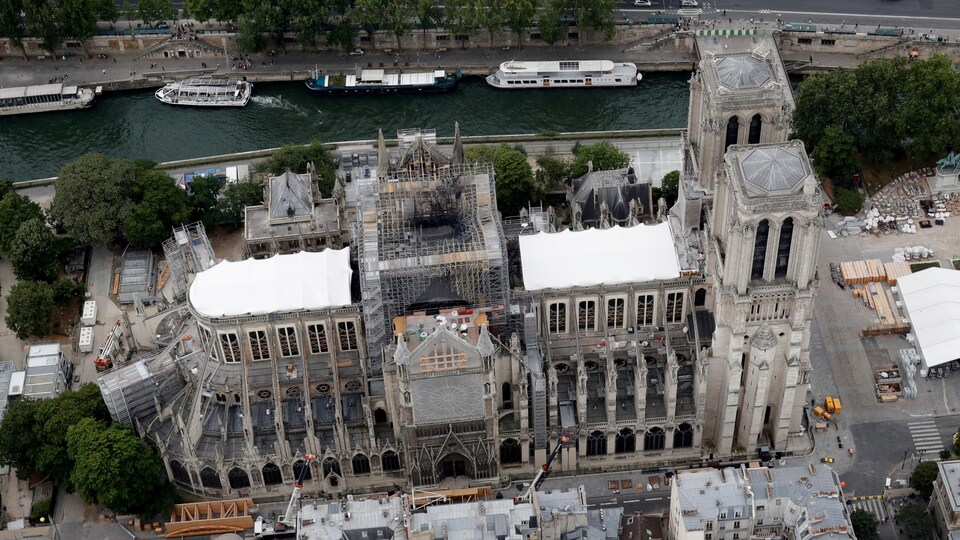 Vue aérienne de la cathédrale Notre-Dame de Paris.