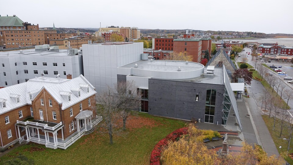 Une vue du voisinage à partir du clocher : le presbytère Saint-Germain, la salle Desjardins-TELUS et le pignon du Musée régional de Rimouski, qui fut la troisième église de Rimouski.