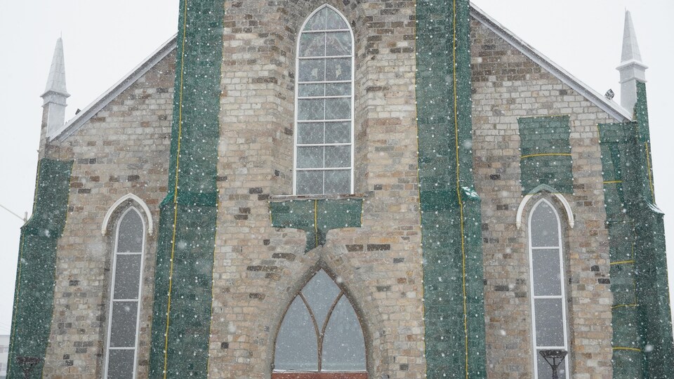 Façade de la cathédrale sous la neige.