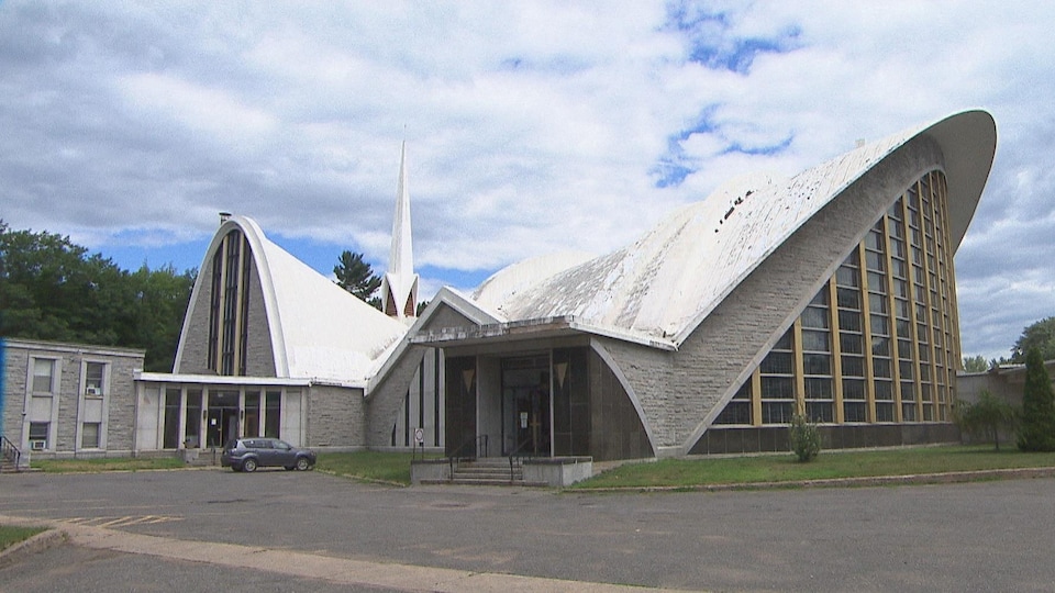 L'église de l'extérieur en été, avec son toit qui a visiblement besoin de rénovations.