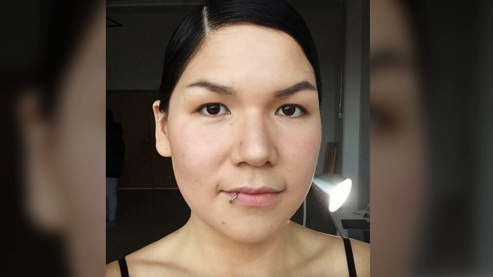 Le visage de la jeune femme.