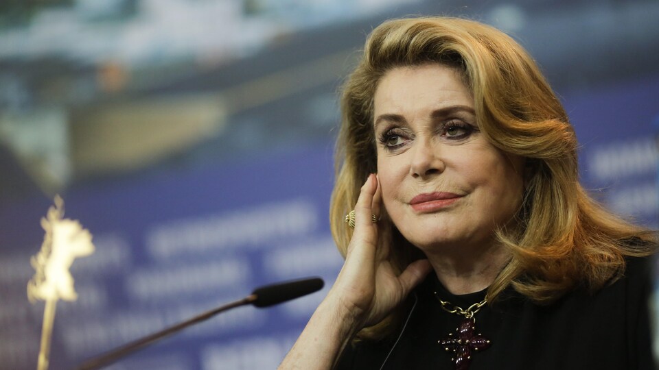 L'actrice pose devant un micro.