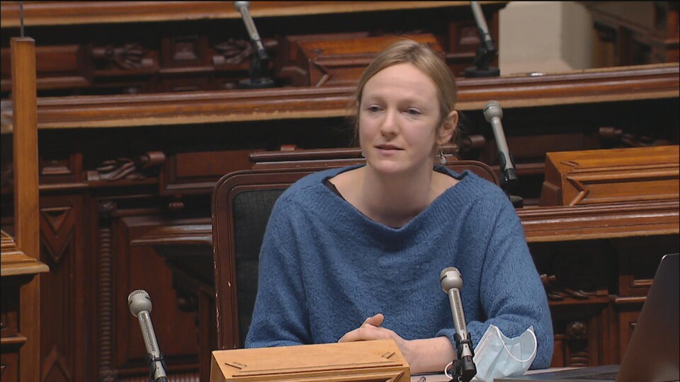 Catherine Dorion lors de la période de question à l'Assemblée nationale.