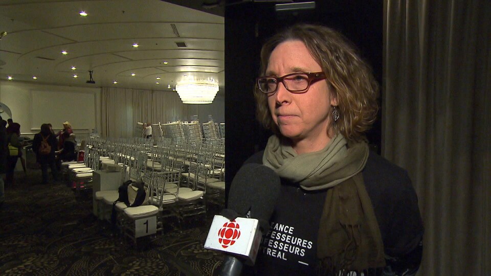 Catherine Renaud devant la porte de la salle où avait lieu l'assemblée