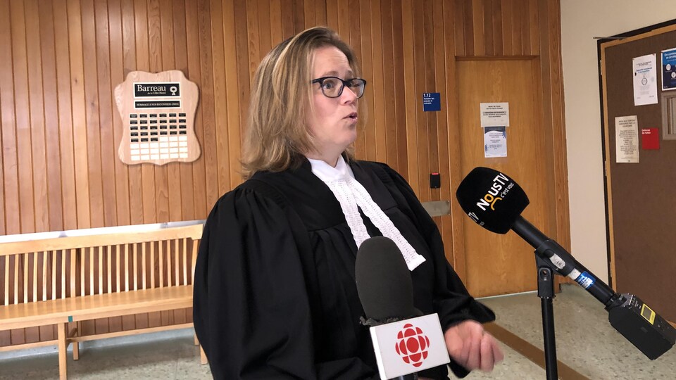 Catherine Sylvestre s'adresse aux médias au Palais de justice de Baie-Comeau.