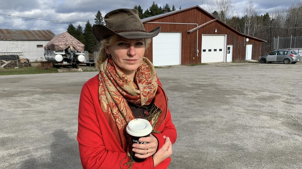 Catherine Tozark pose dans un stationnement de Moffet.