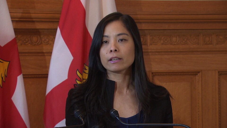 Cathy Wong s'adresse aux journalistes à l'hôtel de ville de Montréal.