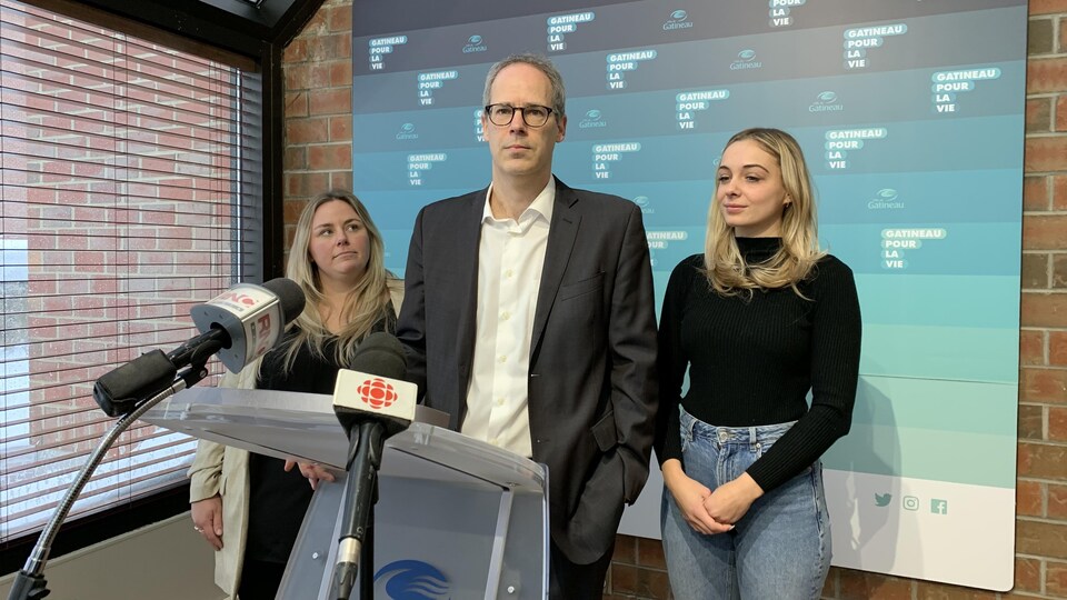 De gauche à droite : Caroline Murray, Steven Moran et Tiffany-Lee Norris Parent.