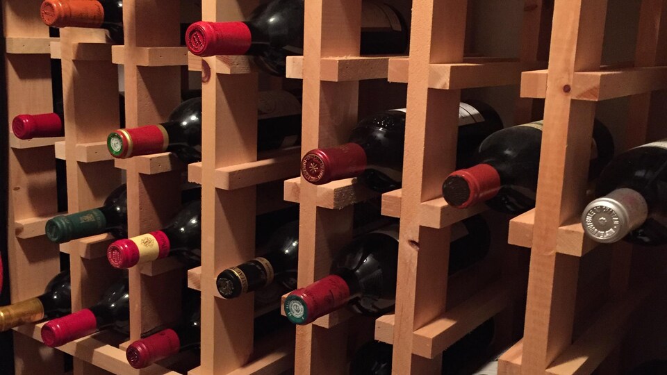 Bouteilles de vin au repos dans une cave à vin.