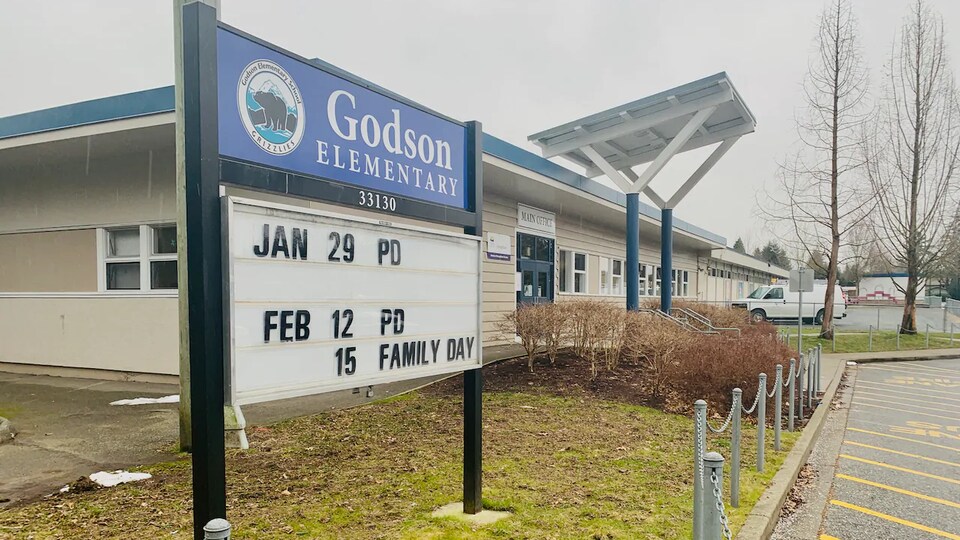 Façade de l'école primaire Godson et panneau annonçant l'école.