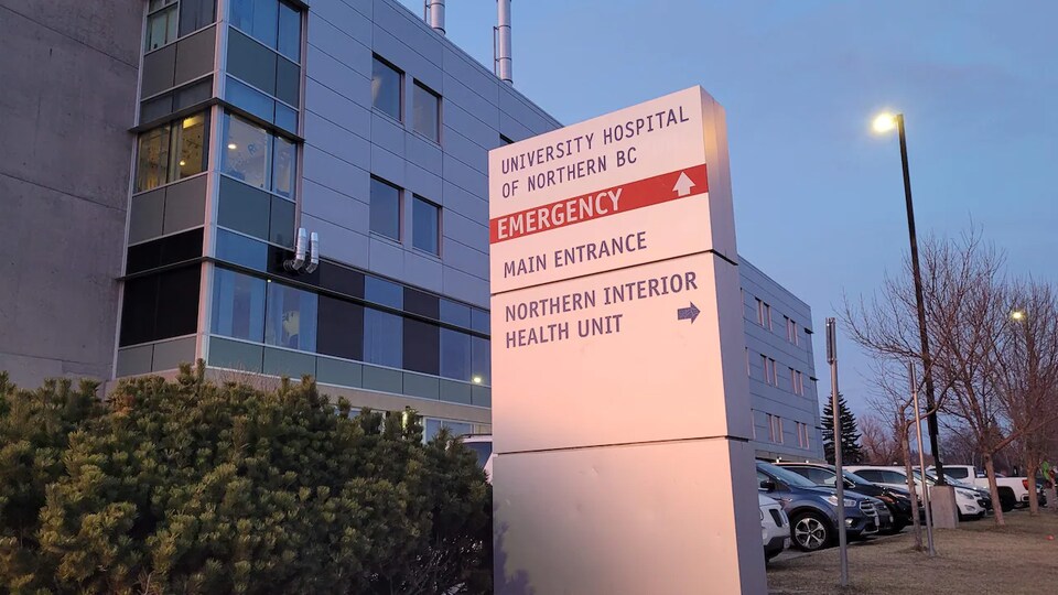 Un panneau indique la direction de l'urgence et de l'entrée principale de l'Hôpital universitaire du Nord de la Colombie-Britannique, à Prince George.