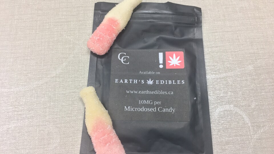 Des bonbons en forme de bouteilles sur un sachet sur lequel il est inscrit, en anglais : «10 milligrammes par bonbon».