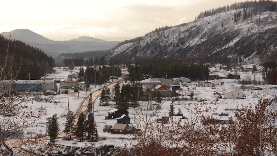 Paysage enneigé du village entre les montagnes.