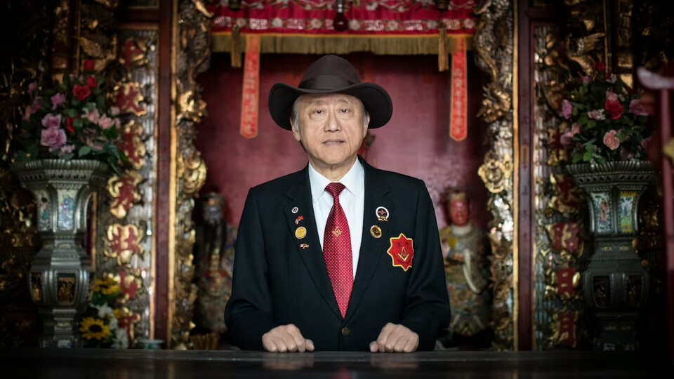 Le leader des francs-maçons chinois du Canada, Cecil Fung, se tient devant un autel du siège social de l'organisation à Vancouver, en mars 2023.